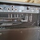 Zátylový panel kytarového komba s ovládacími prvky a konektory. Jsou zde viditelné nápisy HEAD PHONES, MIDI IN, FOOT SWITCH, EFFECTS LOOP, PREAMP OUT…