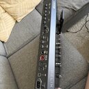 Zadní strana černého efektového procesoru s nápisy LINE 6 a HELIX LT. Jsou vidět různé vstupy a výstupy s popisky: 1/4" SEND / RETURN, MIDI, USB, 1/4…