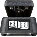Černý kytarový wah pedál s texturovaným povrchem. Na přední straně je umístěn černý obdélníkový štítek s bílým nápisem CRYBABY. V horní části jsou vi…