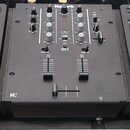 Černý DJ mixér s nápisem Numark v horní části a označením M2 v levém dolním rohu. Přístroj obsahuje rotativní knofíky, posuvníky a přepínače s popisk…
