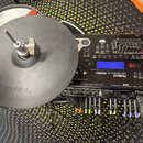 Černý elektronický činel značky Roland a černý modul s nápisy Roland, Fusion a DRUM SOUND MODULE TD-30-30. Modul má digitální displej, několik tlačít…