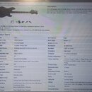 Snímek obsahuje screenshot produktové stránky s elektrickou basovou kytarou v černé barvě. Na obrázku je vidět nástroj, jeho popis a tabulka s techni…