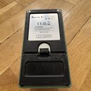 Fotografie zachycuje spodní stranu efekt pedálu v zelené barvě. Na bílém štítku je uveden nápis Ibanez, POWER SOURCE 9V DC AC ADAPTER, CE, MADE IN JA…