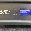 Detail ovládacího panelu černého zařízení s nápisem RUSH MH 1 Profile Plus. Panel obsahuje modrý displej s textem: FIXTURE Information, Fixture Use H…