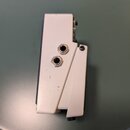 Bílá efekt pedál s kovovým tělem. Na boku jsou umístěny dva zapadací konektory pro jack kabel. Povrch bílého laku vykazuje drobné škrábance a opotřeb…