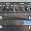 Fotografie zachycuje horní ovládací panel a úchytku černého kytarového komba. Na levé straně je nápis KATANA-100 MkII a vstup INPUT. Panel obsahuje s…