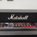 Kytarový kombozesilovač v šedém vinylu s černým textilním maskováním a černými plastovými rohy. Na přední straně je bílé logo Marshall a nápisy SILVE…