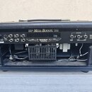 Zadní strana černého kytarového komba s nápisem Mesa/Boogie. Na horním panelu jsou uvedeny texty EXPRESS 5:25 VACUUM TUBE AMPLIFIER a HAND BUILT IN C…
