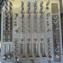 Šedočerný DJ mixér značky ALLEN&HEATH s nápisem xone v levém dolním rohu. Přístroj obsahuje čtyři kanály s posuvníky, zahlreiche otočné knoflíky a v…