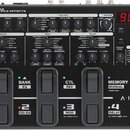 Černý efektový pedál s nápisem BOSS ME-90 GUITAR MULTIPLE EFFECTS. Zařízení má horní panel s množstvem ovládacích knoflíků, přepínačů a červeným digi…