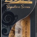 Černá krabička s nápisy Légère REEDS LTD. a Signature Series v zlaté barvě. V průhledném okénku je vidět syntetický plátkový mute s nápisy Légère, Al…