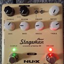 Béžový kytarový pedál s nápisy NUX, Floor Stageman a acoustic preamp+DI. Zařízení má dva kovové spínače s červenou a zelenou LED diodou, čtyři bílé o…