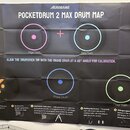 Fotografie znázorňuje černý papírový plakát s názvem POCKETDRUM 2 MAX DRUM MAP a logem AEROBAND. Plakát slouží jako mapa rozložení virtuálních bubnů…