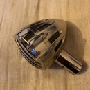 Stříbrný, chromovaný mikrofon s retro designem a mřížkou v podobě vertikálních slotů. Povrch vykazuje drobné škrábance a známky opotřebení. Na přístr…