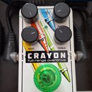 Bílý efekt pedál s nápisy CRAYON full-range overdrive a electro-harmonix NEW YORK CITY, USA. Pedál má čtyři černé ovládací knoflíky s popisky BASS a…
