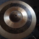 Kruhový mosazný činel s viditelným ručním kováním v oblasti zvonu. Na povrchu je nápis „istanbul Mehmet Handmade Cymbals From Turkey“ a v dolní části…