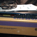 Na kartonové krabici leží rackový efektový procesor v tmavě modré barvě. Na přístroji je vlevo logo a nápis YAMAHA a vpravo nápis PROFESSIONAL MULTI-…