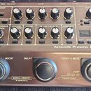 Hnědý kytarový předzesilovač s nápisem BOSS a Acoustic Preamp AD-10. Zařízení obsahuje řadu otočných potenciometrů, tlačítek a malý displej v pravé č…