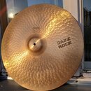 Kovový činel s výrazným kování povrchu v podobě drobných jamů. Na povrchu jsou černé nápisy „paiste 2002“, „JAZZ ROCK“ a v dolní části „HEAVY RIDE“.…