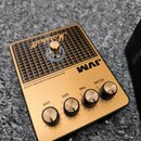 Zlatý kytarový efekt s černým mřížkovým vzorem v horní části. Na zařízení jsou nápisy Marshall, JVM a DISTORTION & NOISE GATE. V dolní části se nachá…