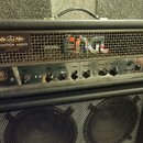 Kytarový kombozesilovač s černým potahem a kovovou mřížkou. Na předním panelu je umístěno logo engl a štítek SALVATION AUDIO s nápisem HARMONIZED BOU…