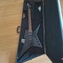 Černá elektrická kytara s ostře hranatým korpusem v černém tvrdém kufru. Na hlavě hmatníku je bílé logo LTD. Nástroj má dva humbuckery, tři ovládací…