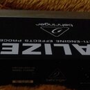 Černý rackový efektový procesor s nápisy VIRTUALIZER 3D a behringer. Na horní části je velký bílý nápis VIRTUALIZER 3D a text HIGH-PERFORMANCE 3D MUL…