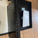 Černý rackový efektový procesor značky YAMAHA umístěný v transportním kufru. Na zadním panelu jsou viditelné vstupy a výstupy s popisky: INPUT, TOM1,…