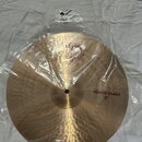 Zlatý kovový činel v originální plastové obalovce. Na povrchu je červený nápis POWER CRASH 18" a bílo-červené logo s textem 2002 MADE MADE IN SWITZER…