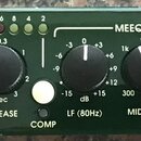 Zelený rackový procesor značky JOEMEEK s nápisy OPTICAL COMPRESSOR a MEEQUALIZER. Zařízení obsahuje devět černých otočných ovladačů s bílou značkou a…