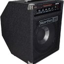 Černý basový kombozesilovač s texturovaným povrchem a kovovými hranami. Na horním ovládacím panelu je nápis 500W BASS AMPLIFIER HYDRIVE SPEAKER TECHN…