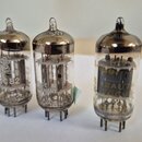 Tři skleněné elektronky s kovovými kontakty v dolní části. Na levé je nápis SIEMENS ECC 82, na prostřední nápis MADE IN GERMANY a na pravé nápisy 12A…