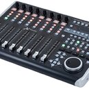 Černý kontrolní povrch s osmi posuvníky a řadou tlačítek. Na horní části je nápis UNIVERSAL CONTROL SURFACE a v pravém horním rohu logo a značka behr…