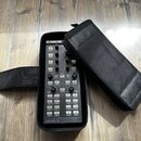 Černý DJ kontrolér s nápisy TRAKTOR v horní části a KONTROL X1 v dolní části. Zařízení obsahuje řadu tlačítek, posuvníků a otočných knoflíků s různým…