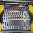 Modrý mixážní pult umístěný v transportním kufru s žlutou pěnou. Na pravé straně jsou vidět loga lexicon a Soundcraft® s označením modelu EFX 8. Zaří…