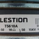 Detailní záběr na zadní část reproduktoru s bílou papírovou nálepkou. Na nálepce je uveden nápis CELESTION, model T5610A a označení G12E-50 16 Ω 50 1…