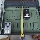 Kytarový pedálboard s olivově zelenou deskou v černém rámu. V levém dolním rohu je umístěn stříbrný efekt s nápisy VOLUME, GRAIN, TONE a SCREAMER+, v…