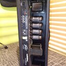 Zadní strana kytarového komba v černém texturovaném provedení s otevřeným krytem. Jsou vidět tři elektronky a nápisy: SEND, RETURNS OUT, REMOTE FOOTS…