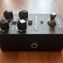 Černý basový předzesilovač v kovovém šasi s nápisy Ampeg a CLASSIC Analog Bass Preamp. Zařízení má čtyři černé otočné knoflíky s bílými popisky Volum…