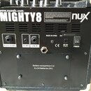 Zadní strana černého komba s nápisy www.nuxefx.com, MIGHTY8 a logem nux. Jsou zde vidět vstupy a výstupy s popisky MIXER PHONES, CD/MP3, LINE IN, DC…