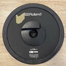 Černý kruhový č人用á pad z elektronických bicích. Na horní části je bílé logo Roland a ve spodní části nápis cy-14c-T. Pod ním se nachází štítek s ozna…