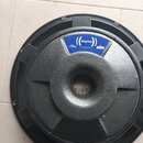 Černý reproduktor s kovovým rámem a magnetem. Na horní části magnetu je modrá nálepka s bílým logem beyma a nápisy MODEL 15 G400, Loudspeaker a S.N.…