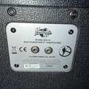 Fotografie znázorňuje zadní kovový štítek kytarového komba s logem Blackheart. Na štítku je uveden MODEL BH112 a nápis MAX POWER INPUT 75WATTS RMS. J…