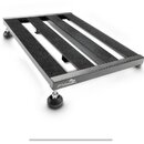 Černý kovový pedalboard s několika podélnými lištami potaženými černým velkrotextilem. Na přední hraně je bílé logo s nápisem „pedaltrain“. Board sto…