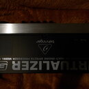 Černý rackový efektový procesor s hliníkovou lištou v horní části. Na předním panelu je uveden nápis VIRTUALIZER, logo Behringer a text HIGH-PERFORMA…