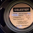 Fotografie zachycuje zadní stranu reproduktoru s bílo-béžovým štítkem. Na štítku je výrazné logo CELESTION a text: Model G12 M Greenback, Power capac…