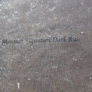 Detailní záběr na povrch kovového činele v tmavě hnědé barvě s viditelnou strukturou kování. Na povrchu je černý nápis „Mehnet Signature Dark Ride“.…