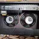Zadní strana kytarového komba v černém provedení s dvěma reproduktory. Na obou reproduktorech je bílý štítek s nápisy Bugera, VINTAGE GUITAR SERIES a…