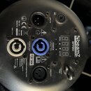 Fotografie zachycuje zadní panel černého svítidla s nápisem beamz PROFESSIONAL BPP210. Panel obsahuje dva DMX konektory s popisky DMX IN a DMX OUT, d…