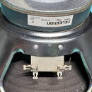 Fotografie zachycuje zadní část reproduktoru s černým kovovým rámem a magnetem. Na magnetu je bílý štítek s nápisy „CELESTION“, „G10N-40“, „16Ω“, „T5…